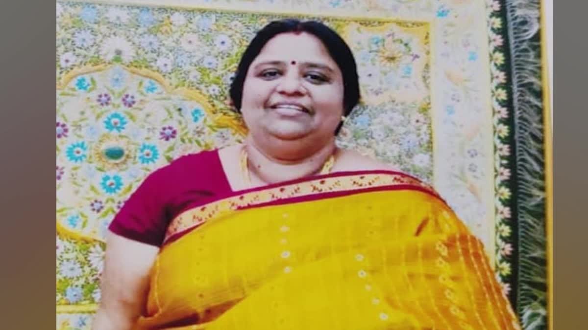 ఉద్యోగాలు పేరుతో వైసీపీ మహిళా నేత లక్షలు లూటీ- ఒడిశాలో పట్టుకున్న ...